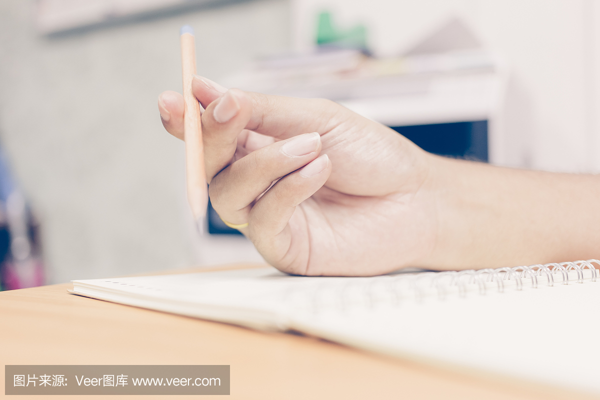 商人在思考工作期间旋转笔。