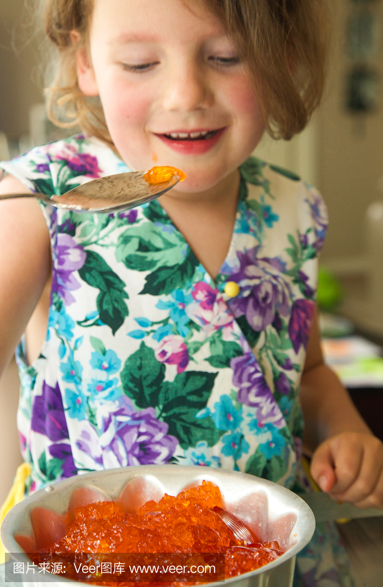 小孩玩得开心,从勺子吃果冻