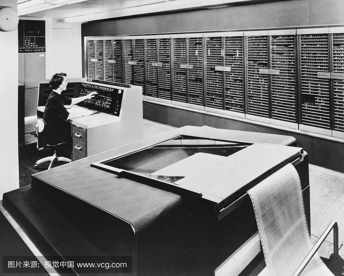 在IBM计算机上工作的技术人员的侧面描述,IBM