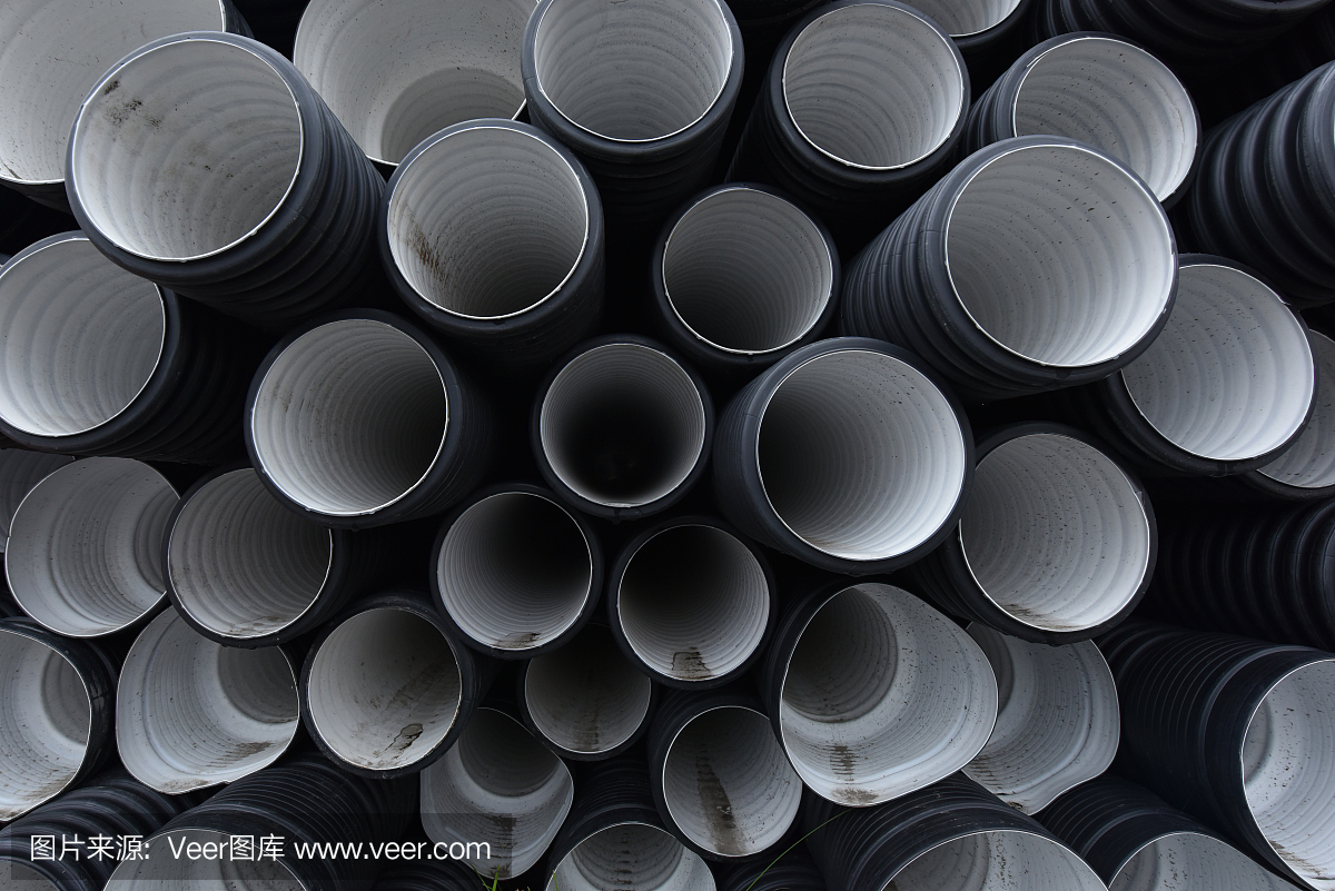 新的黑色和白色塑料管道