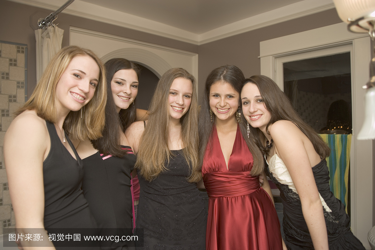 五个十几岁的女孩(16-18岁)穿着礼服,微笑,肖像