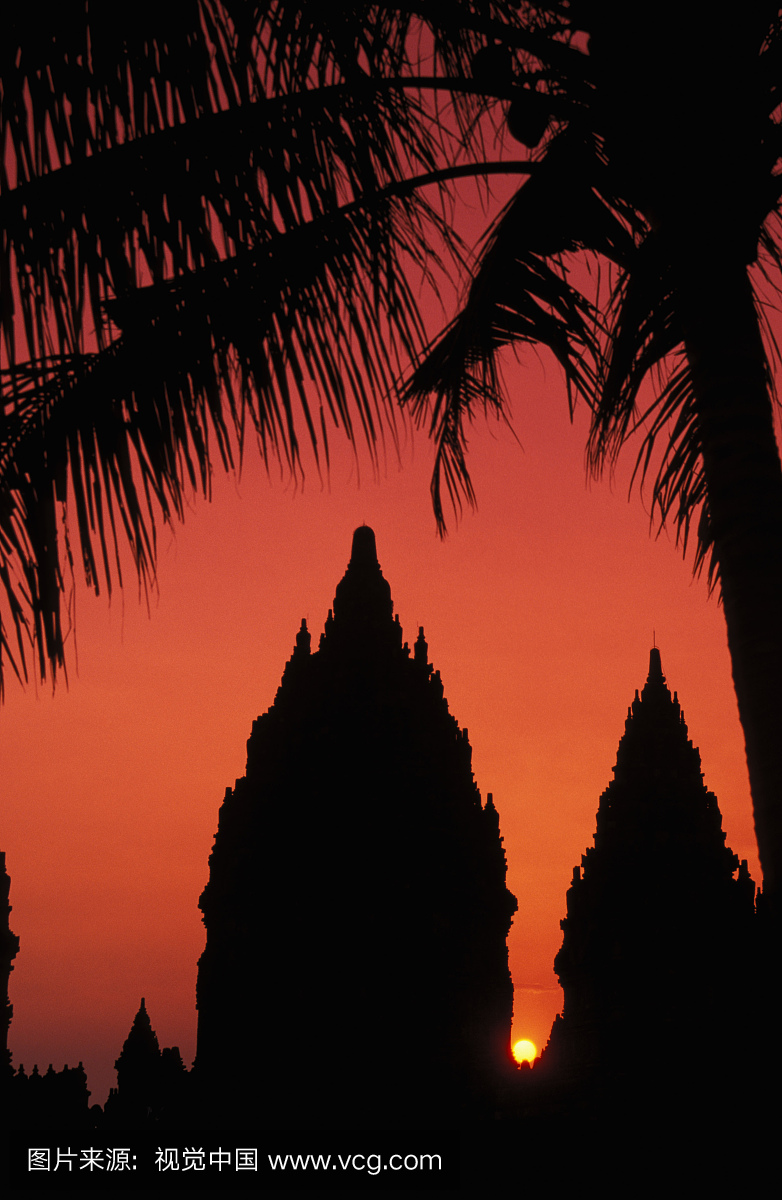 印度尼西亚,爪哇,普兰巴南,在夕阳与棕榈树的寺