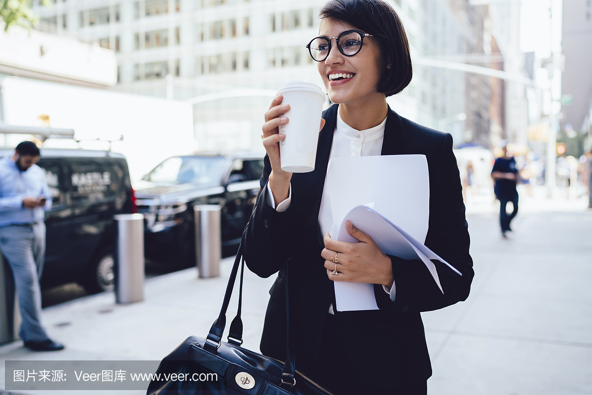 性格开朗的女经理徒步喝酒早晨喝咖啡去走路时