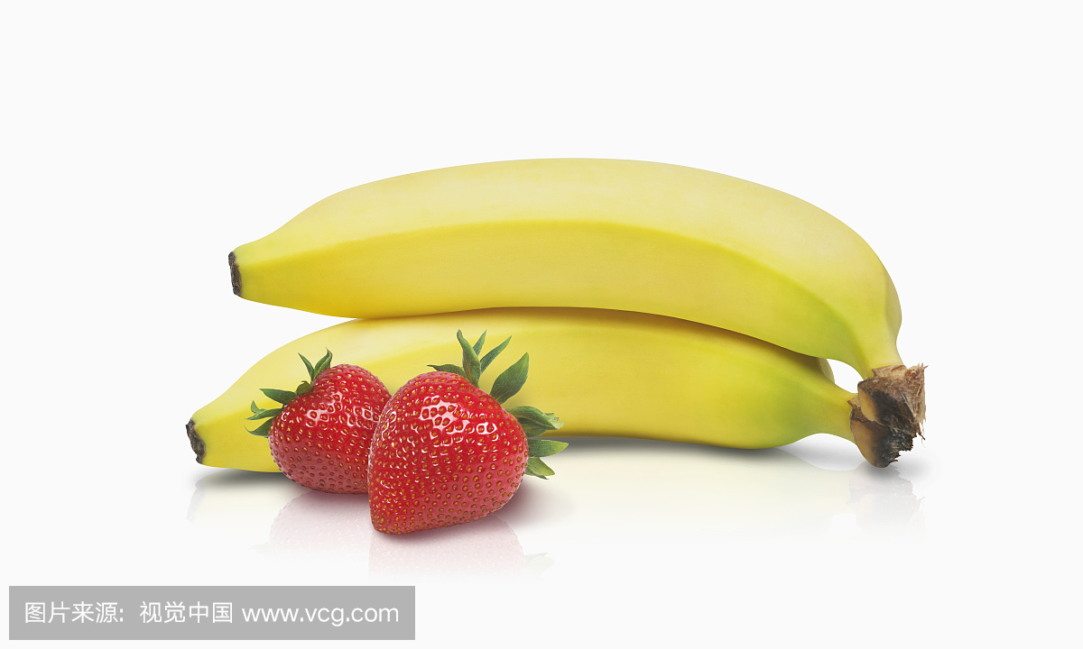 两个香蕉和两个草莓在白色背景上