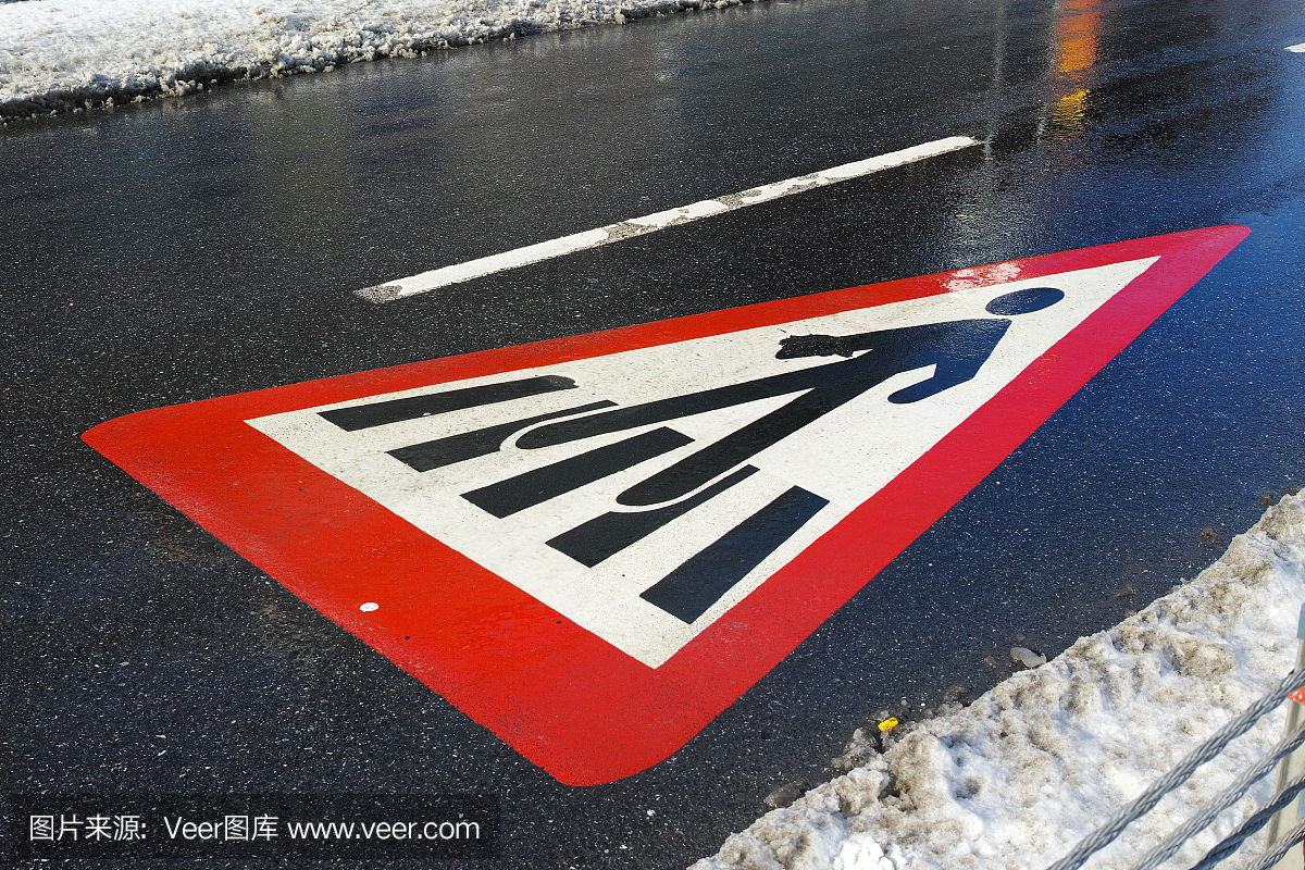 步行街标志在冬天的雪