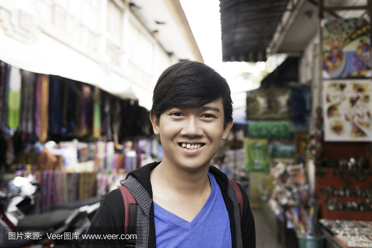 乌布市场巴厘岛印度尼西亚亚洲青少年男子肖像