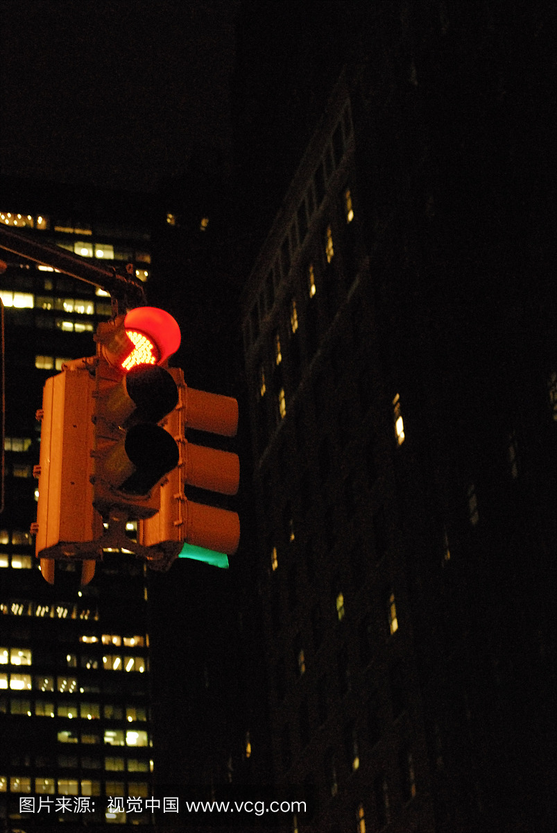 交通灯在红色在晚上在纽约市