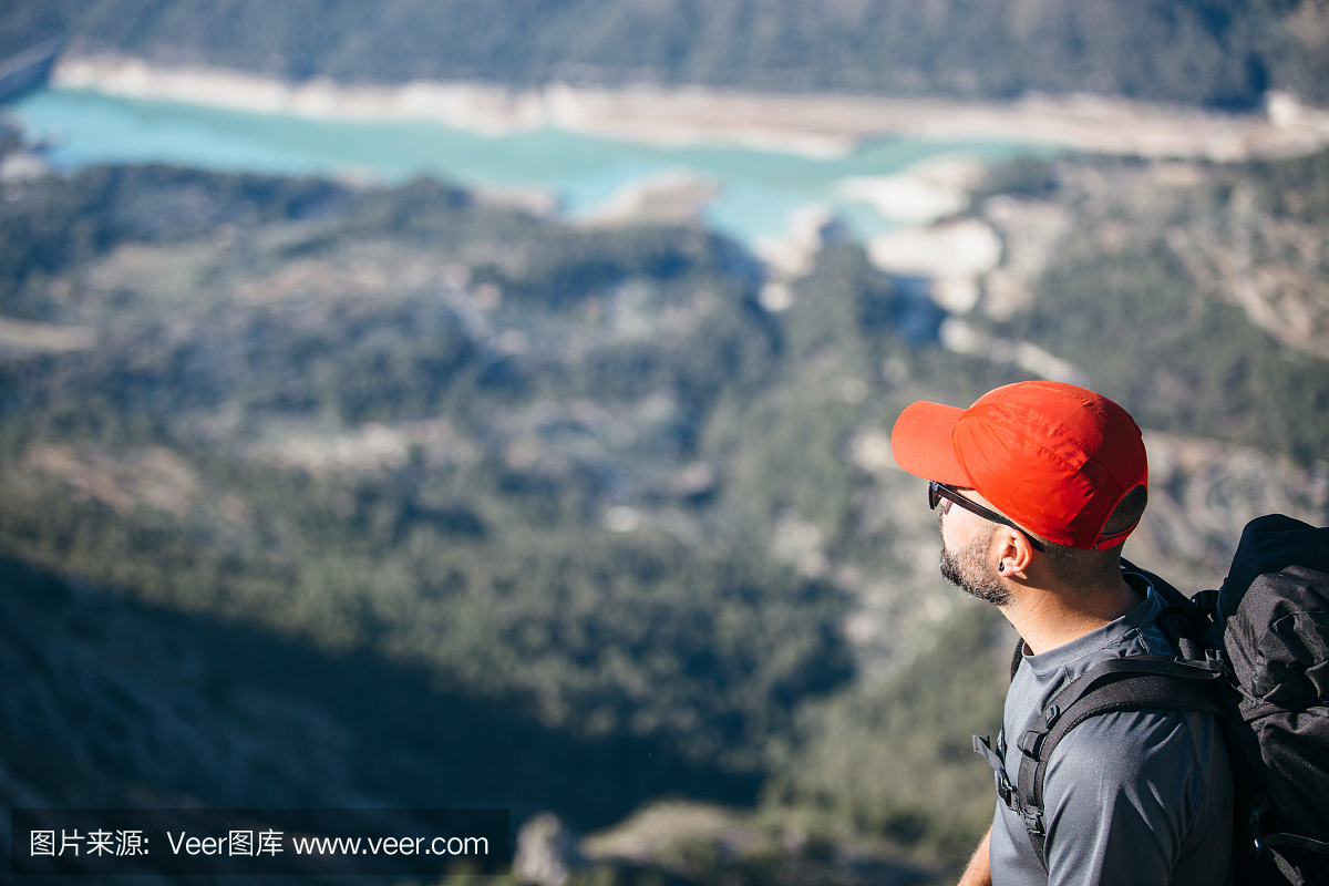 数据帽子和太阳镜的纸板旅游者的侧视图cad里图红色男性图片