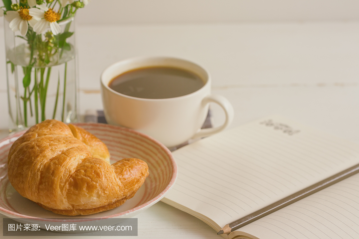 自制羊角面包配黑咖啡或美式咖啡。美味的早餐