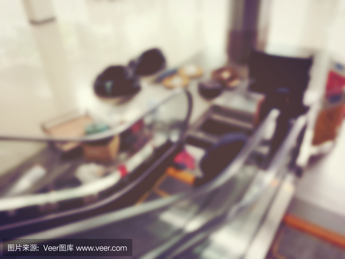 专业技术人员机械人组装自动扶梯的一部分的模