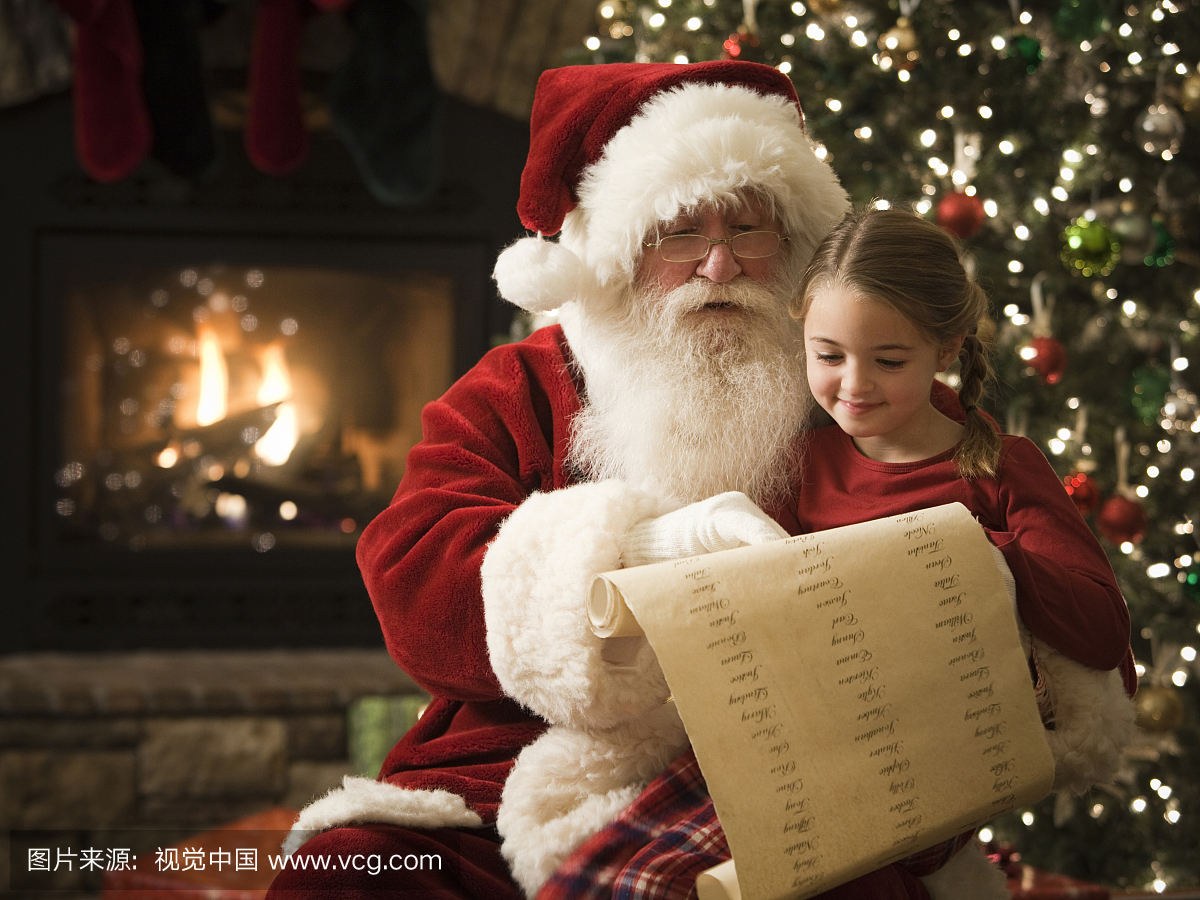 圣诞老人与一个小女孩在他的腿上