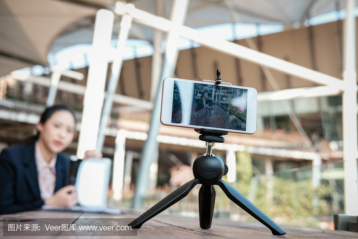 女实业家使用智能手机在线直播。女人录制视频