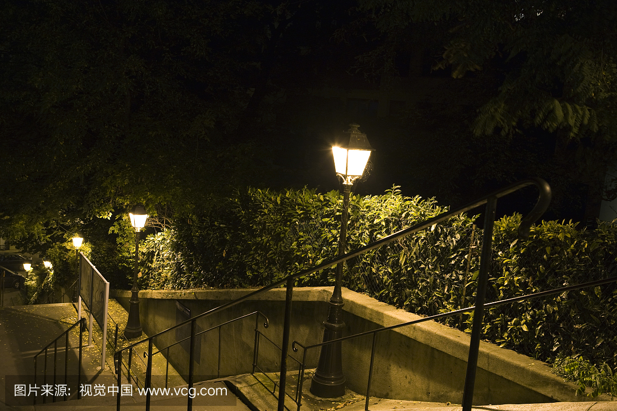 法国,巴黎,蒙马特,夜间路灯点亮的楼梯