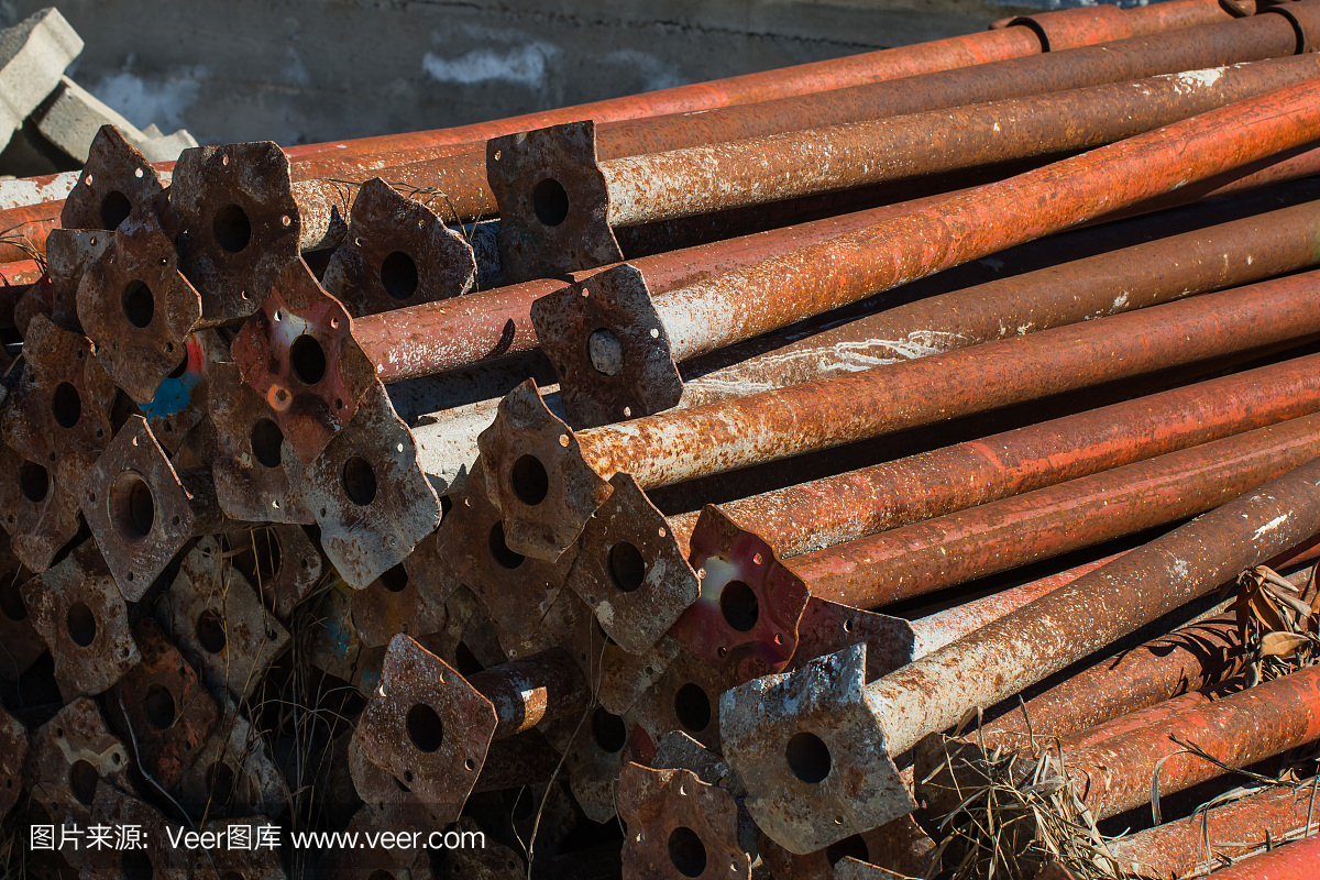旧的脚手架管存放在一堆外面