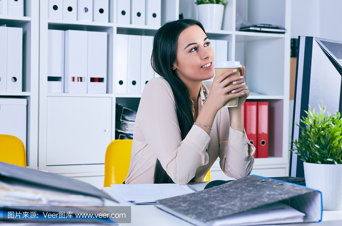 很多工作都在等着韩国人用咖啡做梦的女人。度