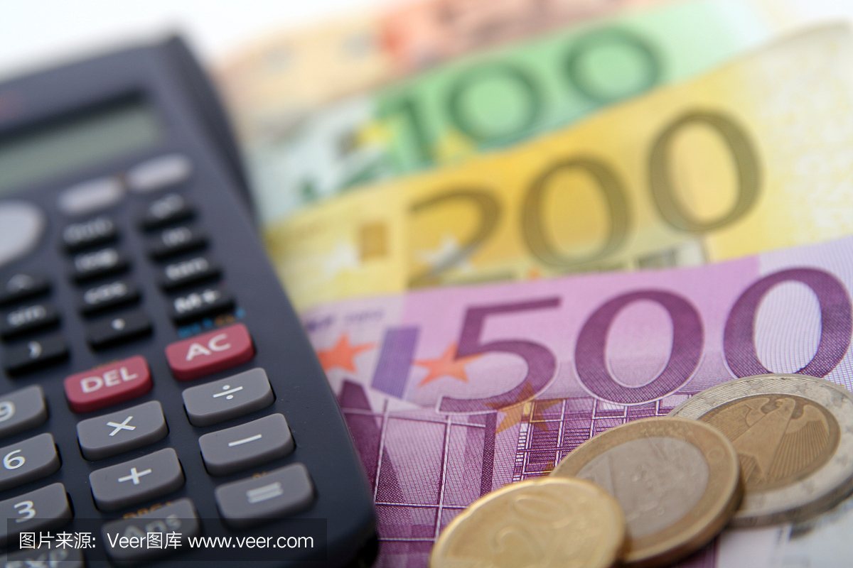 特写镜头的计算器和外国纸币和硬币