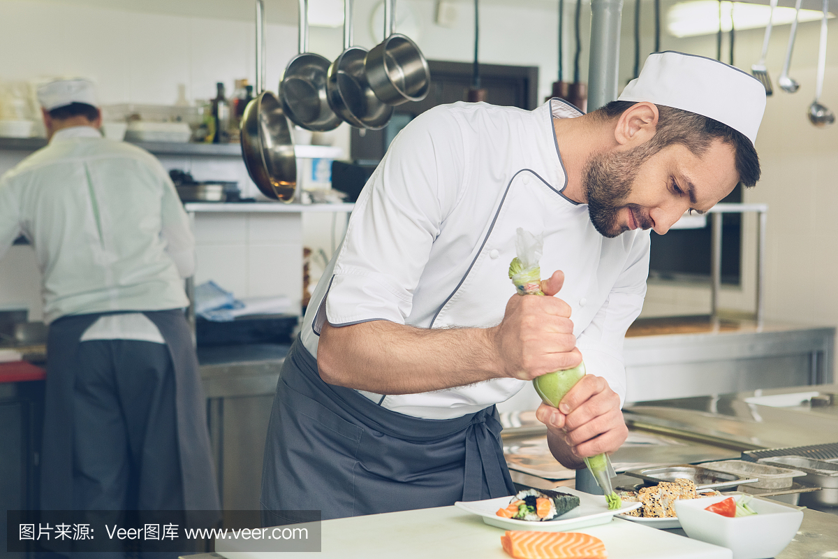 男人日本餐厅厨师在厨房里做饭