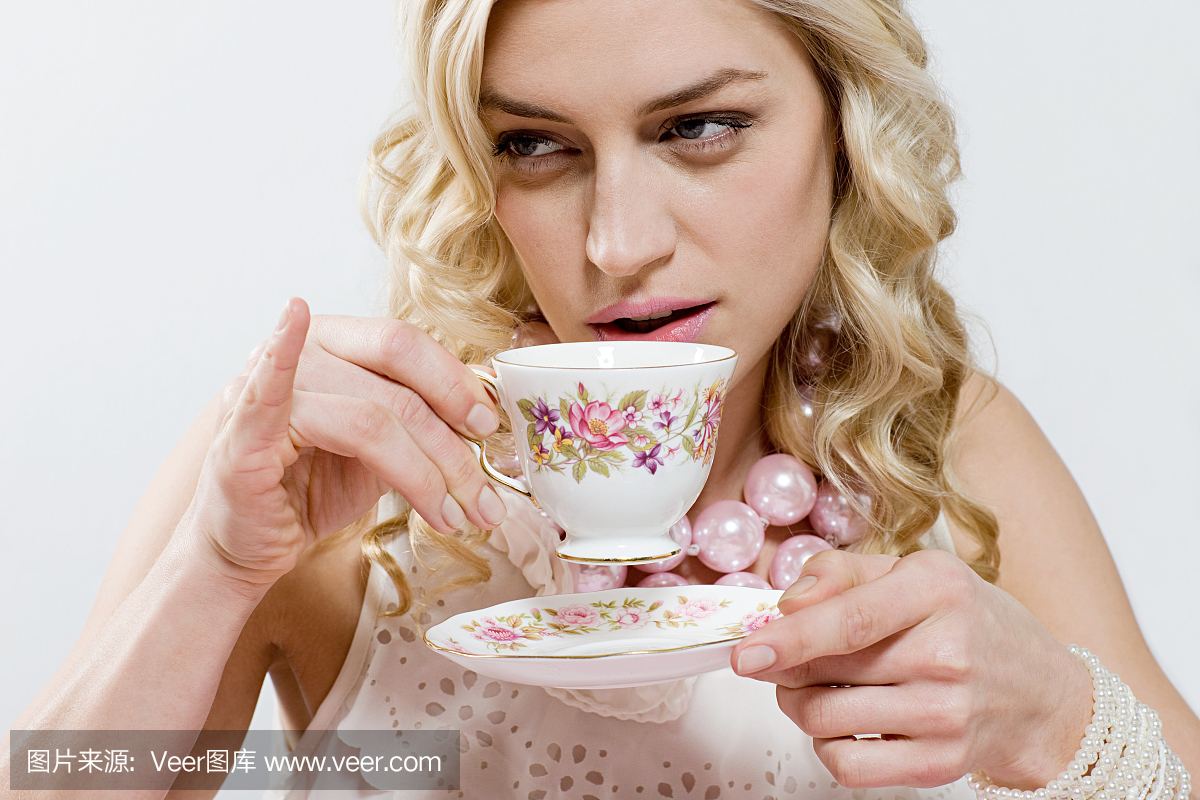 女人与茶