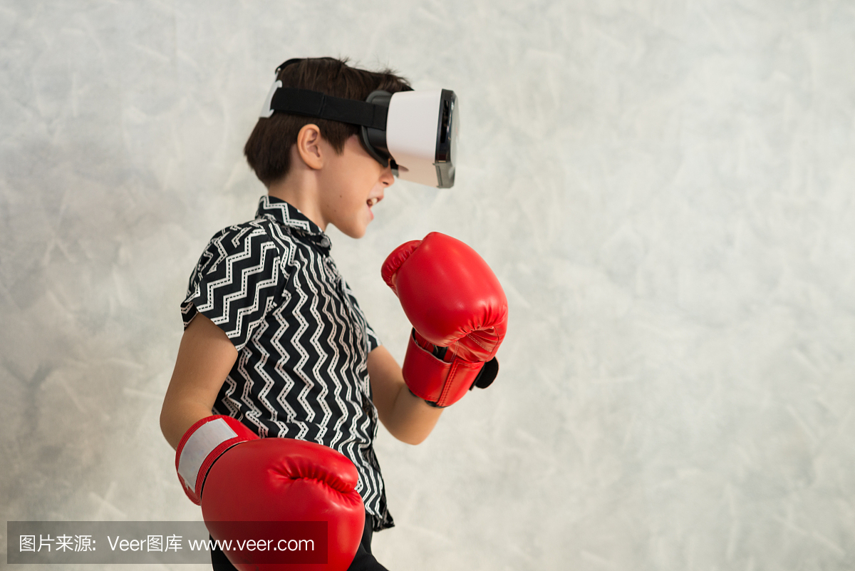 一个男孩正在玩3D虚拟现实耳机的拳击比赛。