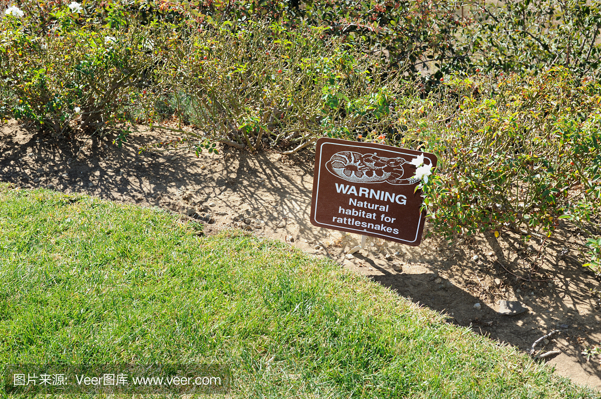 警告自然栖息地的响尾蛇标志