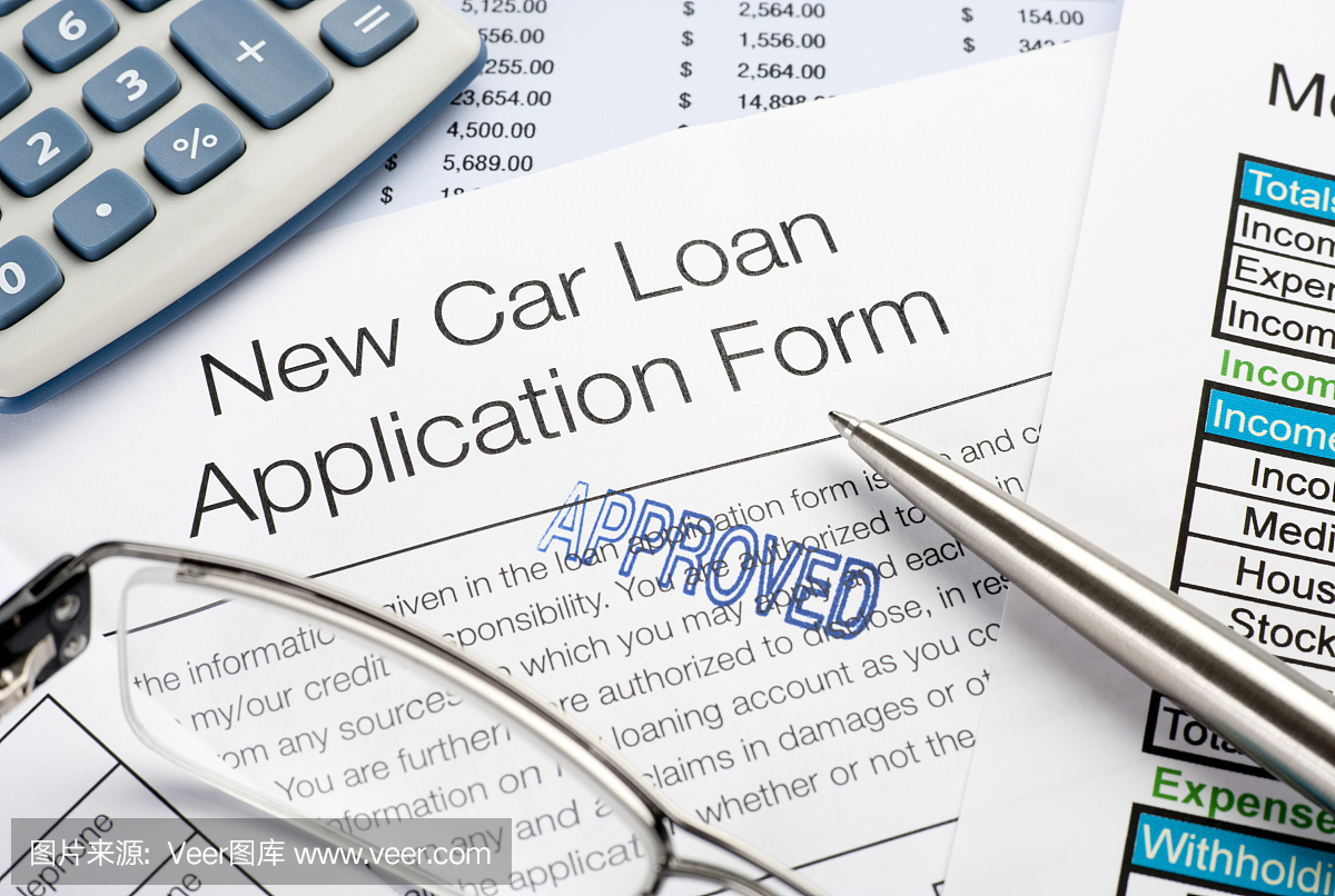 批准的汽车贷款申请表与笔,计算器