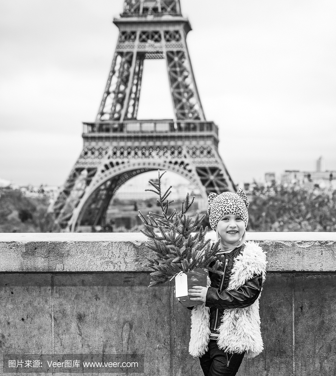 有圣诞树的愉快的现代女孩在巴黎,法国