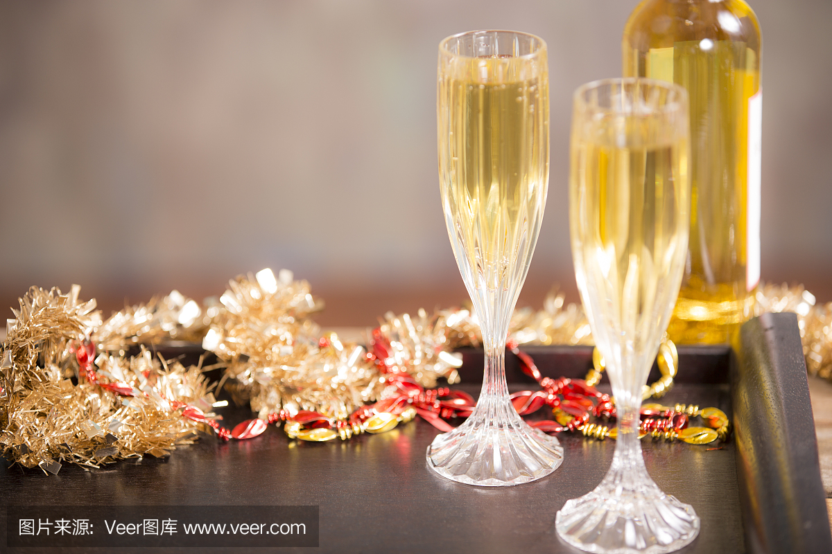 除夕晚会。装饰品,香槟,金属丝,珠子。