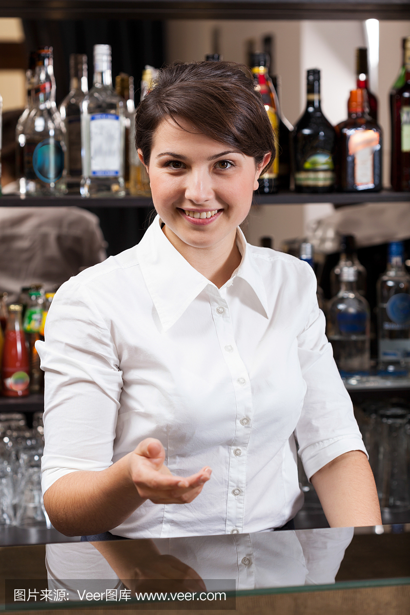 在女生酒吧工作的微笑女孩酒喜欢酒店的图片