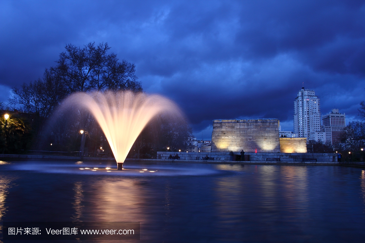 晚上美丽的喷泉在马德里