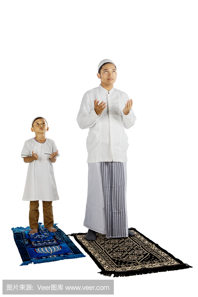 穆斯林家庭在工作室向真主祈祷