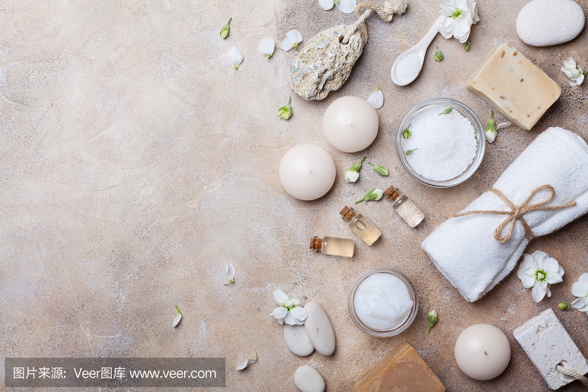 从身体护理和美容护理产品与花石背景上的温泉