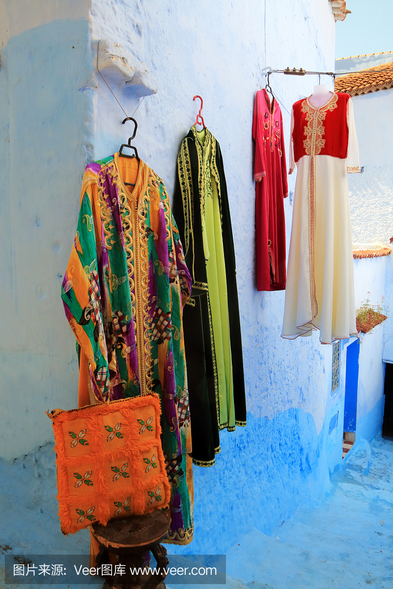 美丽的传统摩洛哥女人连衣裙在摩洛哥Chefch