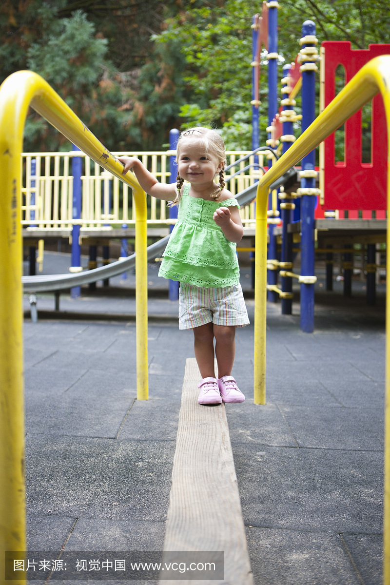 女孩玩华盛顿公园游乐场,波特兰,俄勒冈州,美国