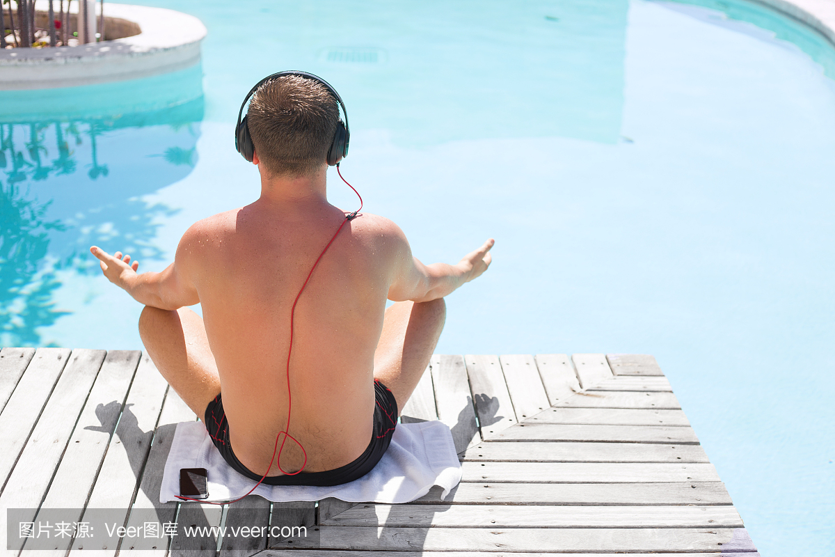 人们在游泳池里听耳机的音乐