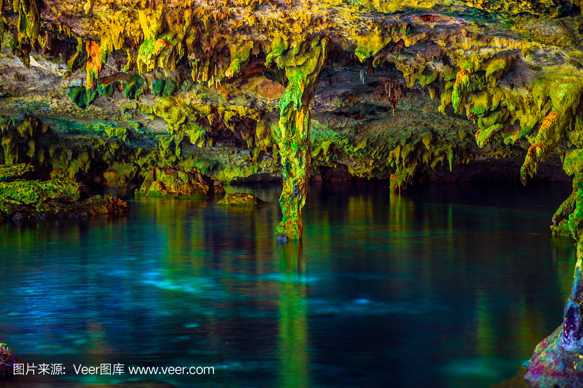 洞穴中的湖泊,墨西哥的冥想