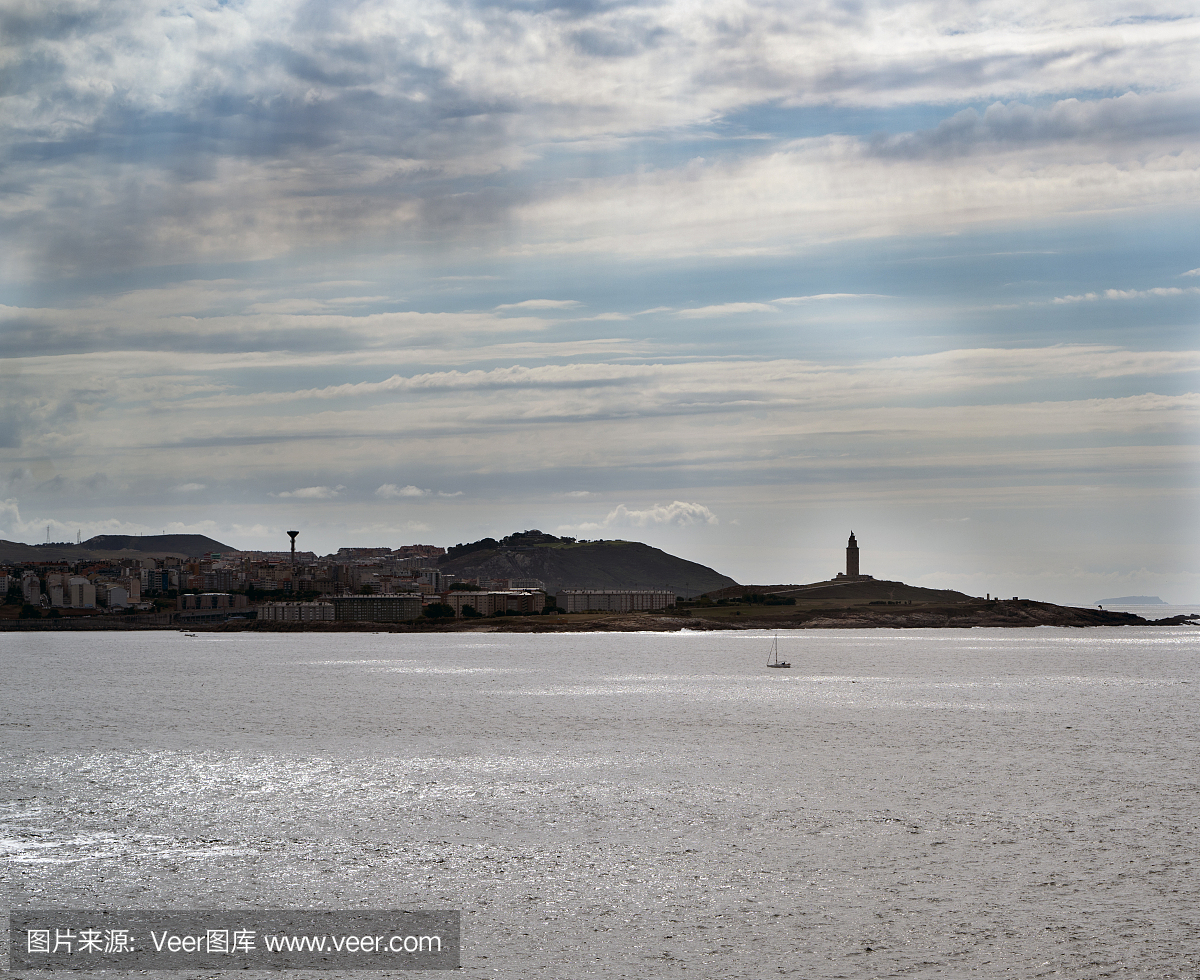拉科鲁尼亚(西班牙)的海岸和天空线的图像与赫