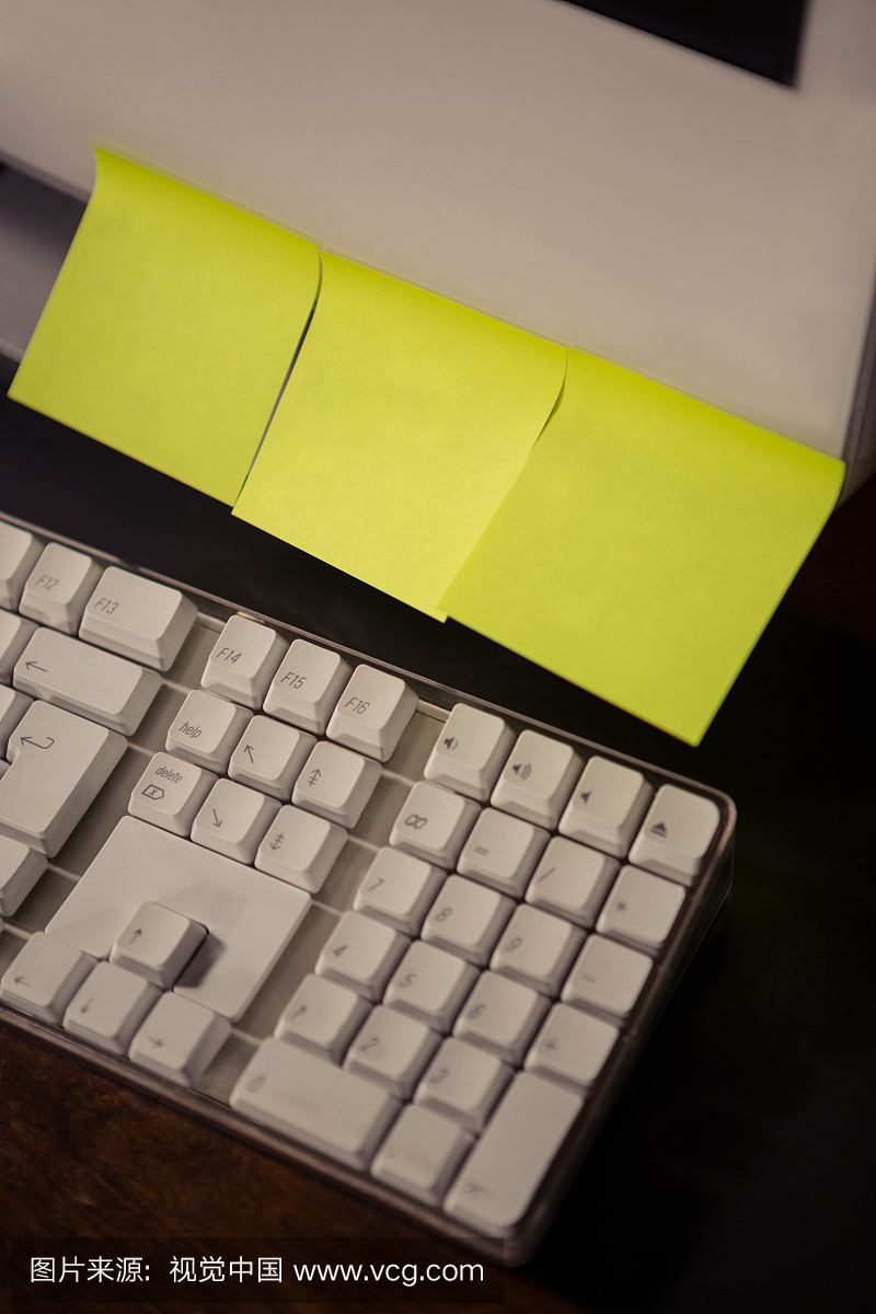 Post it sticking on a computer o