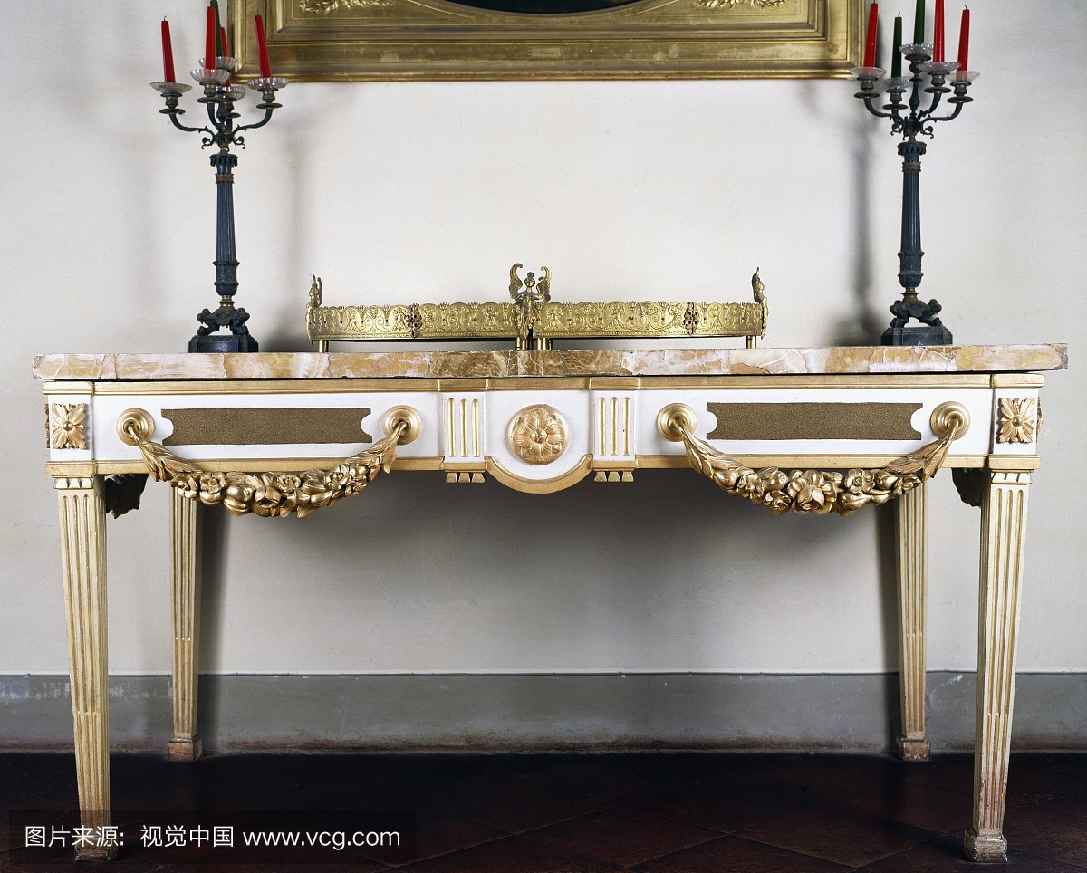 新古典主义风格的绘画和镀金控制桌与大理石顶