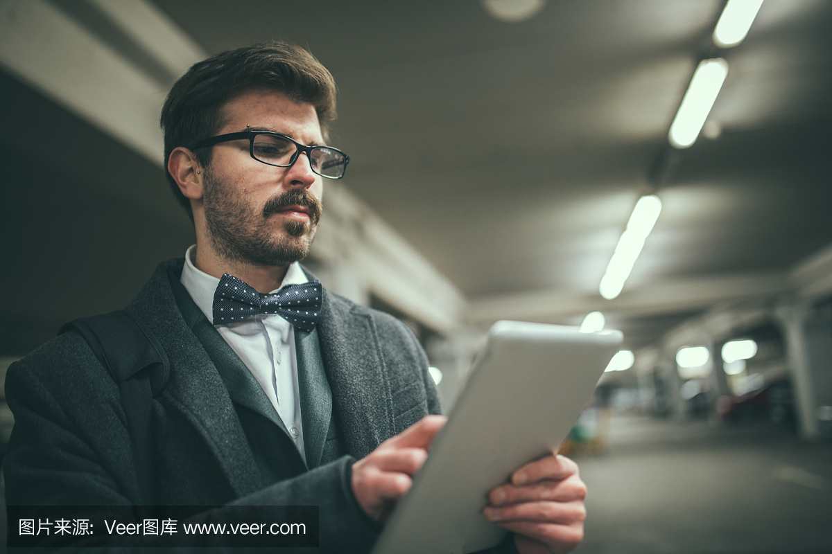 在停车场上使用数字平板电脑的人