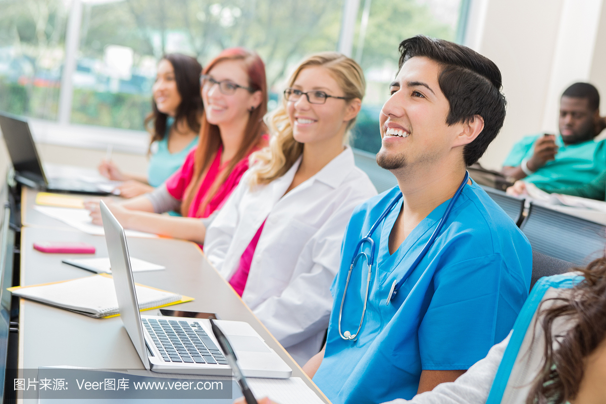 医学实习生或护理学生在大学课堂上上课