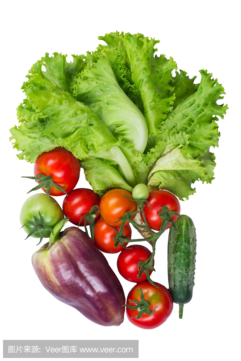 蕃茄黄瓜辣椒和沙拉在白色背景上