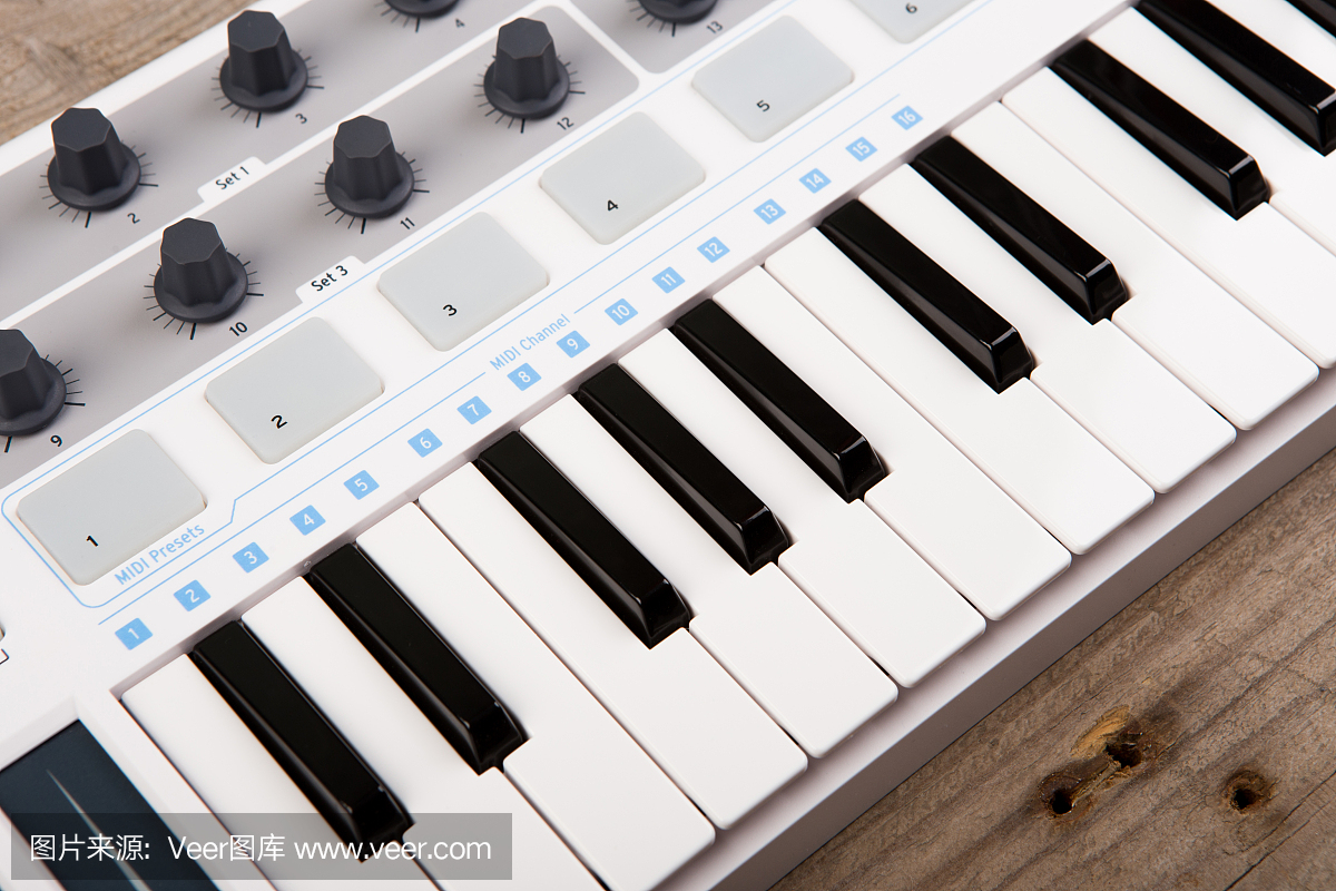 关闭MIDI控制器音量推杆,旋钮和键。