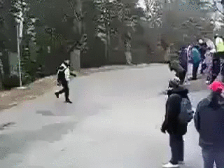 情侣俯卧撑接吻动态图片 情侣公园接吻