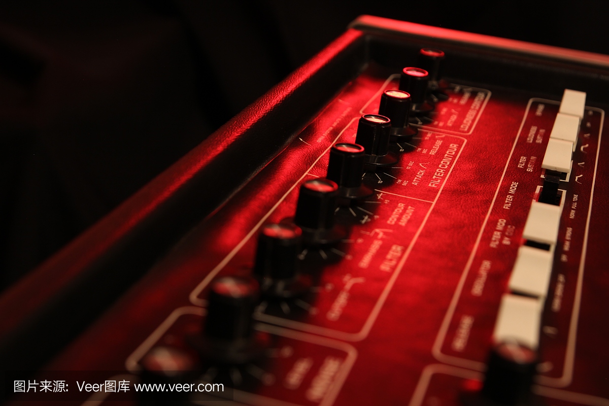 在红灯中控制复古模拟音乐合成器