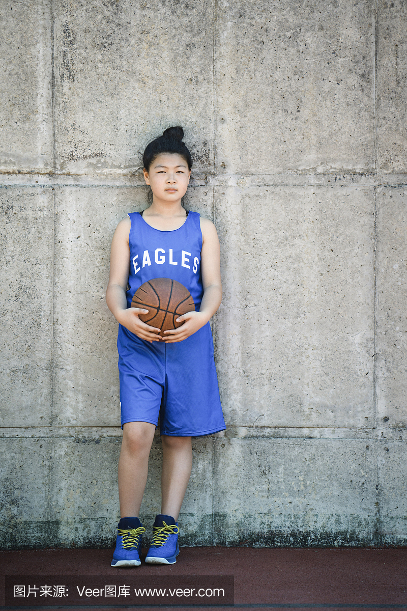 自信的篮球运动员与球的画像