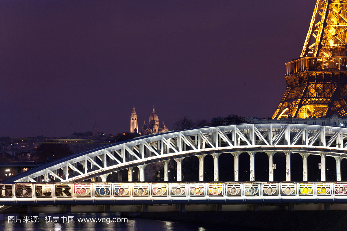 法国,巴黎,埃菲尔铁塔和晚上塞纳河上的RER桥