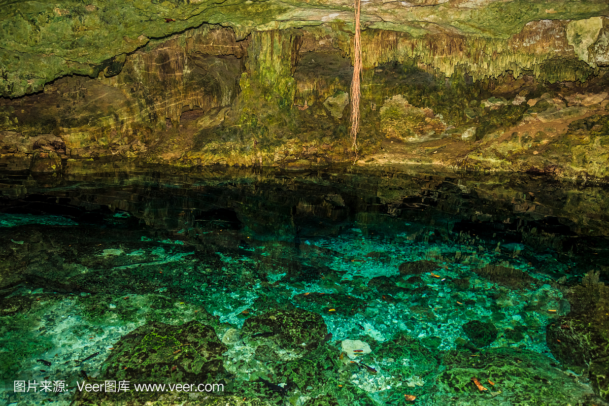 洞穴中的湖泊,墨西哥的冥想