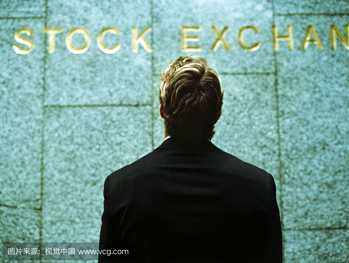 男子站在证券交易所