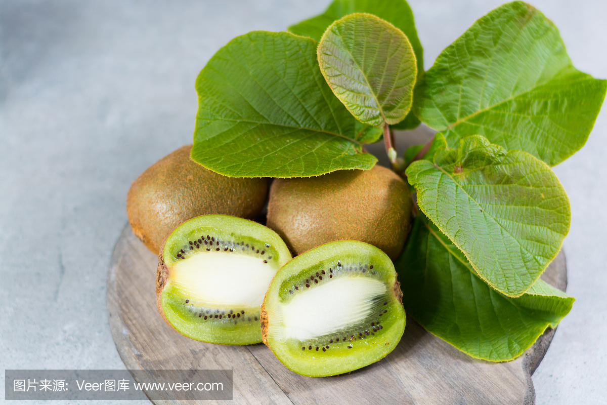 热带成熟的有机猕猴桃与叶子准备吃饭