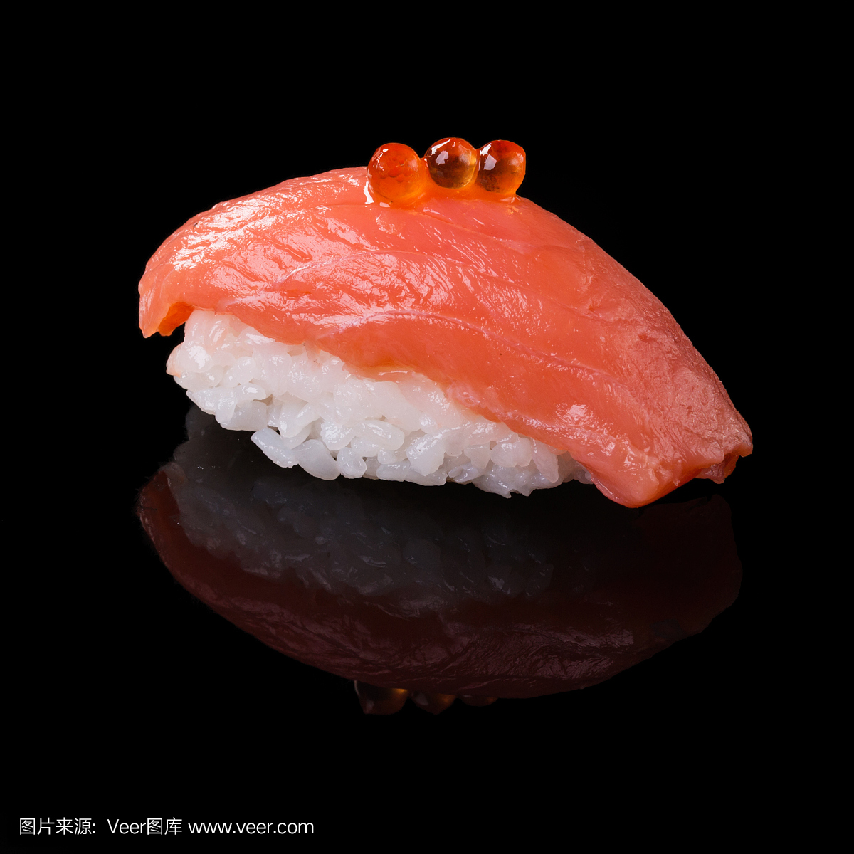 寿司在黑色背景上供奉反思。